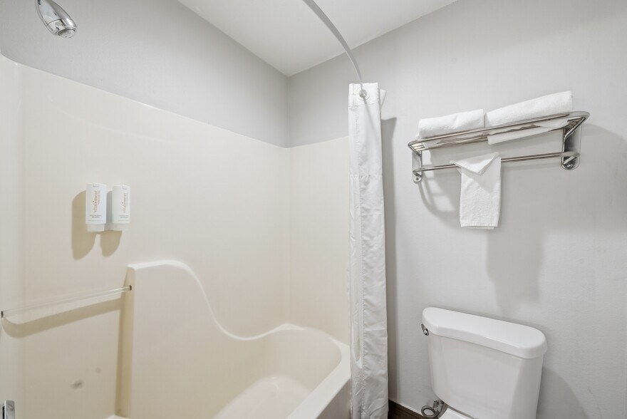 More Photos Of 626 W 1400 N, Beaver Hotel For Sale