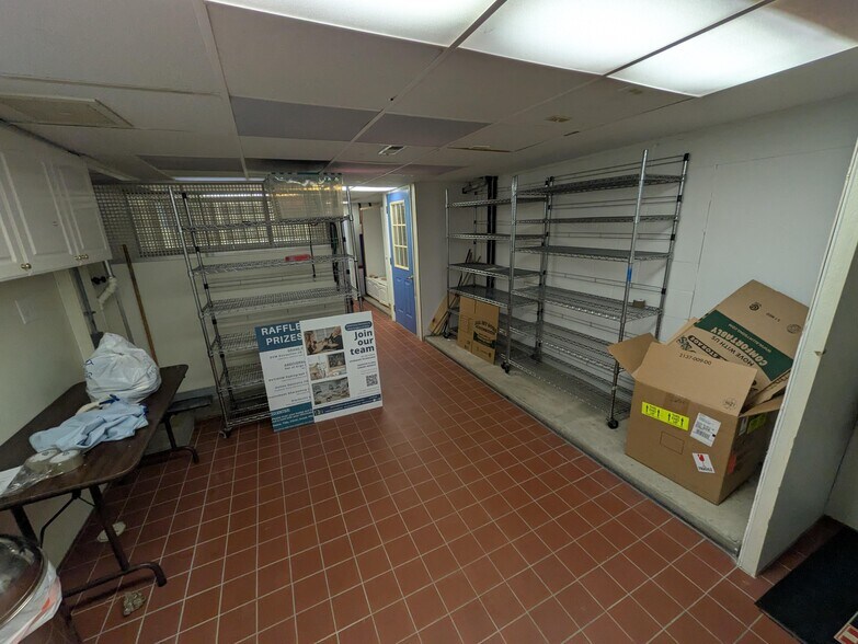 More Photos Of 2527 W Dublin Granville Rd, Columbus Veterinarian Kennel For Sale