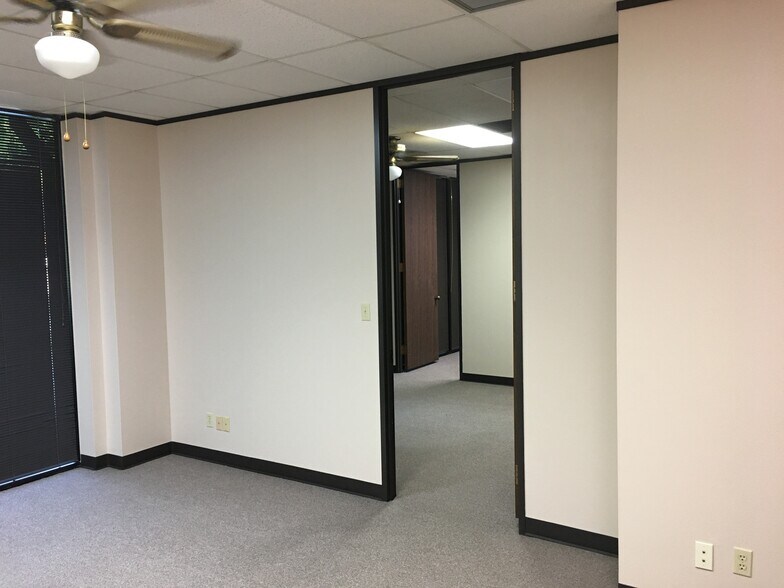 More Photos Of 1388 Stonehollow Dr, Humble Office For Lease