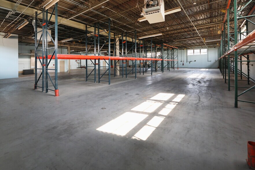 More Photos Of 820 Nicholas Blvd, Elk Grove Village Manufacturing For Lease