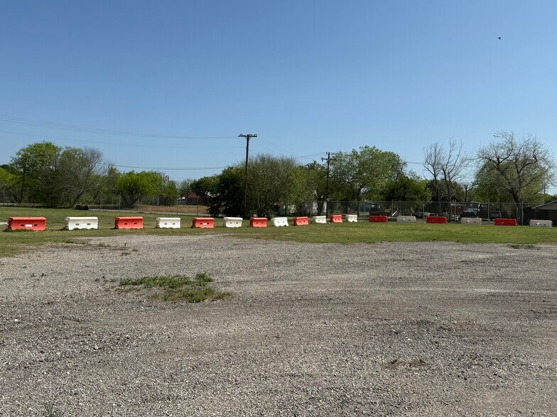 More Photos Of 205 E Dailey St, Kenedy Warehouse For Sale