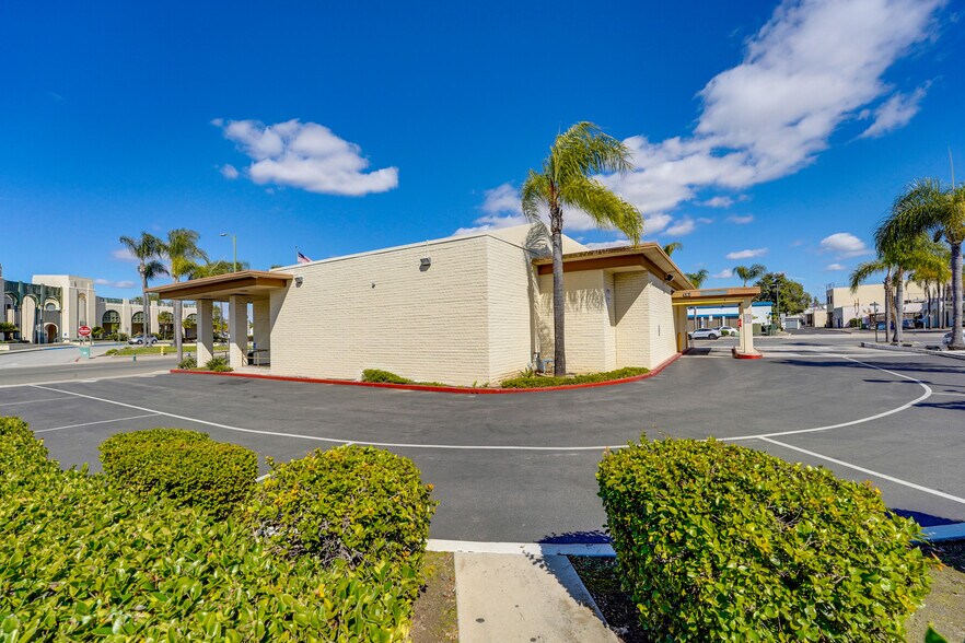 More Photos Of 125 N Broadway, Escondido Bank For Lease