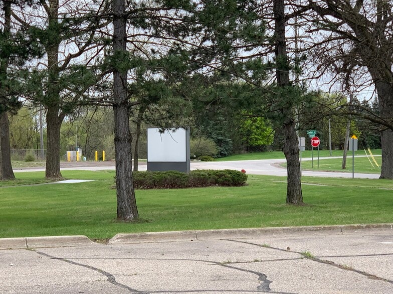 More Photos Of 45700 Mound Rd, Shelby Township Storefront Retail Office For Sale