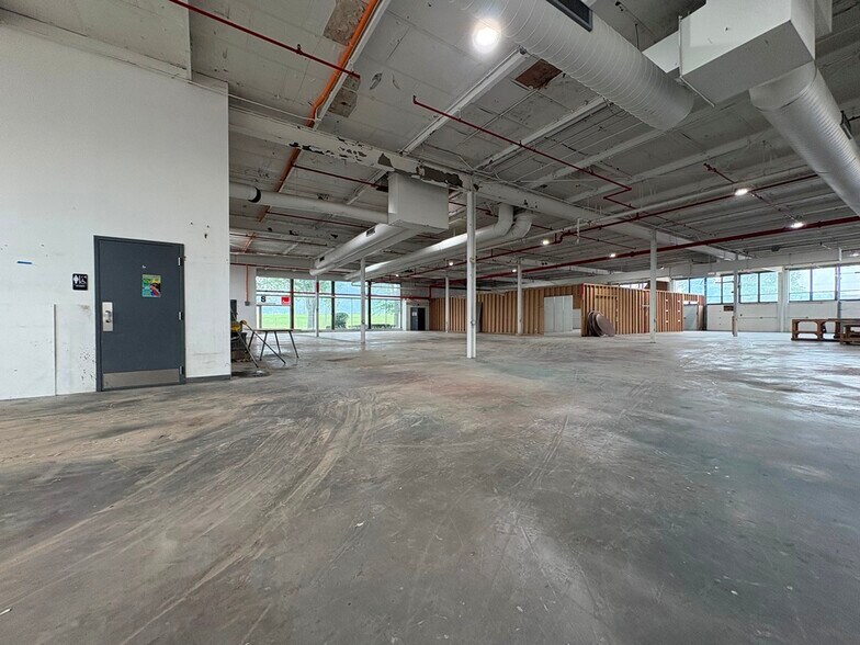 More Photos Of 4242 W Bryn Mawr Ave, Chicago Manufacturing For Lease