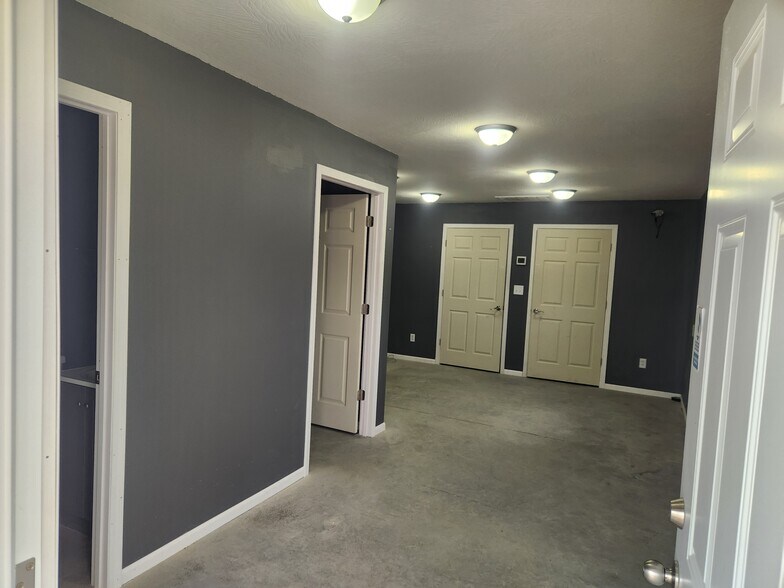 More Photos Of 64 Paradise Rd, Strafford Light Manufacturing For Sale