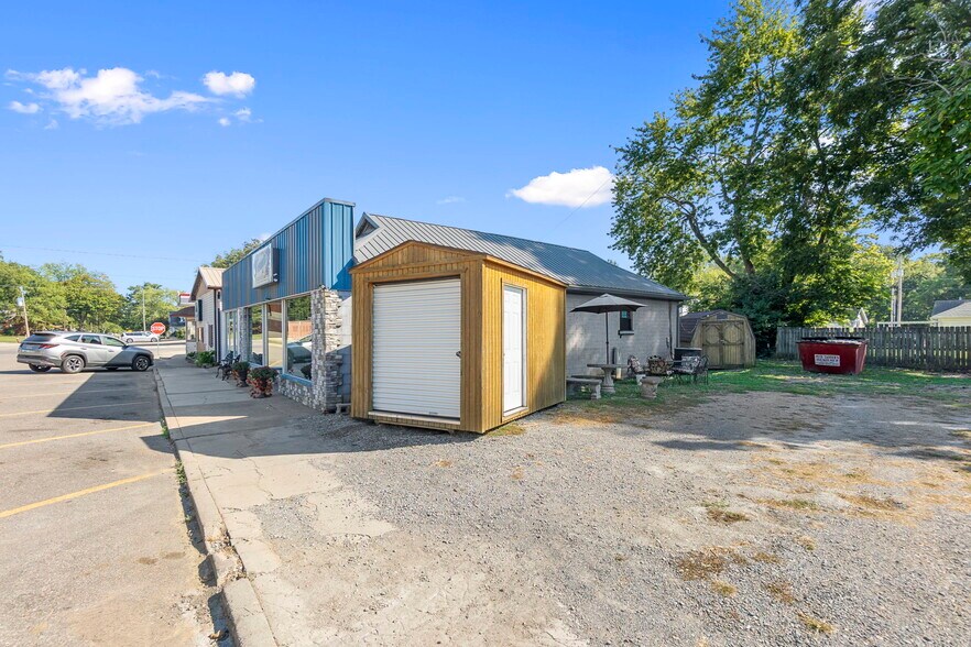 More Photos Of 25 W Tywappity St, Benton Restaurant For Sale