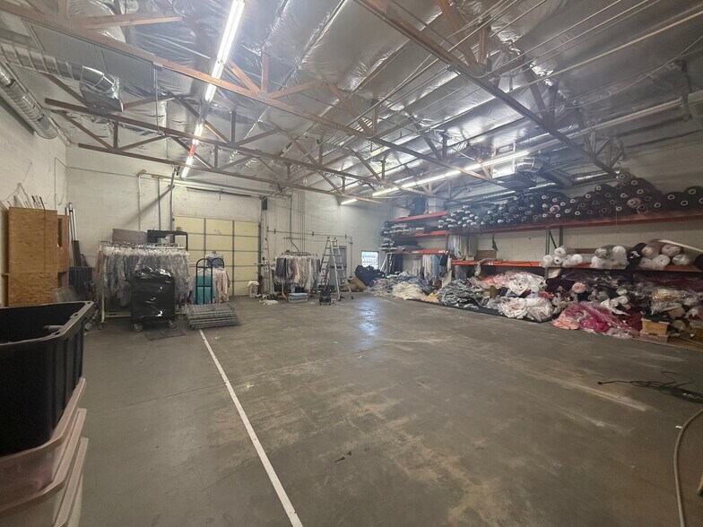 More Photos Of 325 W Melinda Ln, Phoenix Manufacturing For Lease