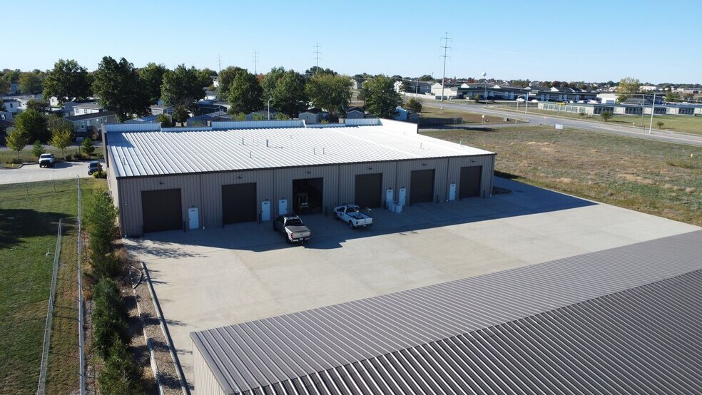 More Photos Of 912-922 E Warren St, Gardner Industrial For Lease