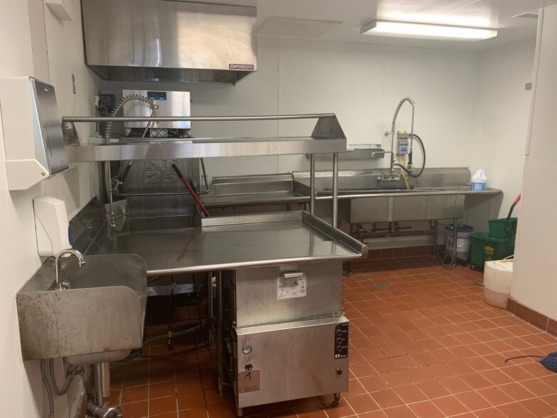 More Photos Of 1700 W Division St, Chicago Apartments For Lease