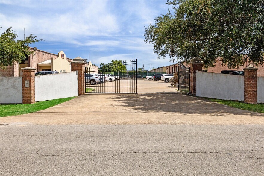 More Photos Of 5711 Clarewood Dr, Houston Warehouse For Lease