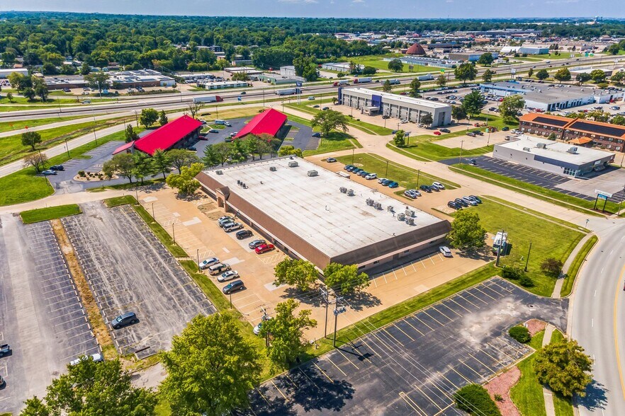 More Photos Of 206 W Anthony Dr, Champaign Medical For Lease