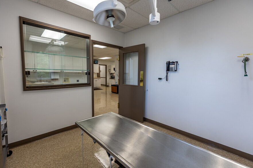 More Photos Of 14605 Velp Ave, Suamico Veterinarian Kennel For Lease