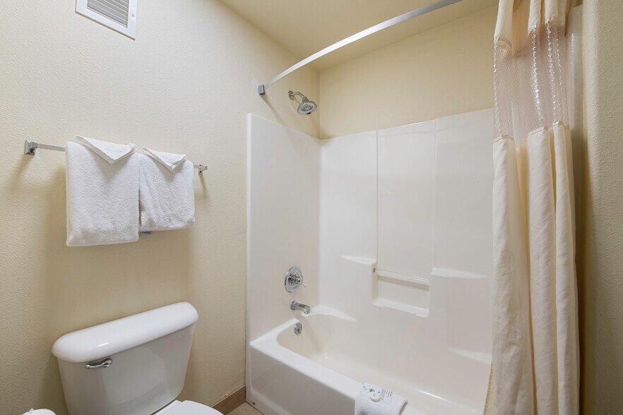 More Photos Of 1424 W Pine St, Pinedale Hotel For Sale