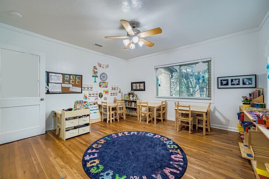 More Photos Of 405 W Main St, Round Rock Daycare Center For Lease