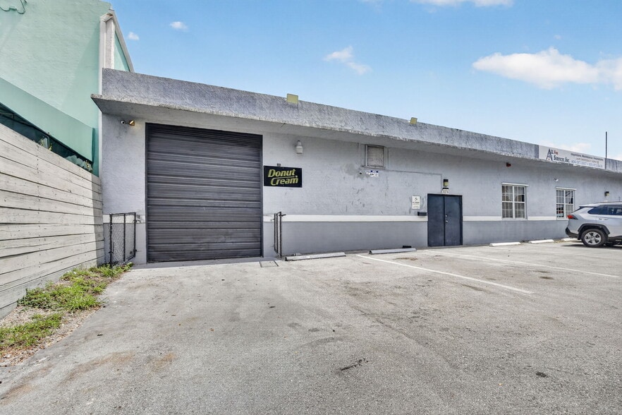More Photos Of 2027 Sherman St, Hollywood Flex For Lease