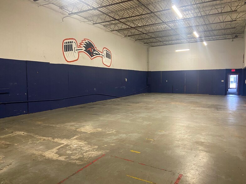 More Photos Of 2410 Boardwalk St, San Antonio Light Distribution For Lease