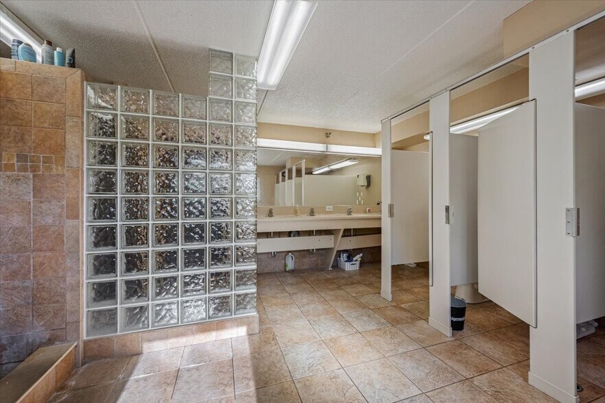 More Photos Of 928 W Hillcrest Dr, Dekalb Sorority Fraternity House For Sale