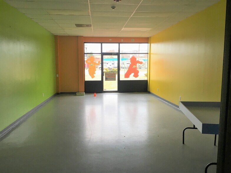 More Photos Of 1173 Queen St, Southington Unknown For Lease