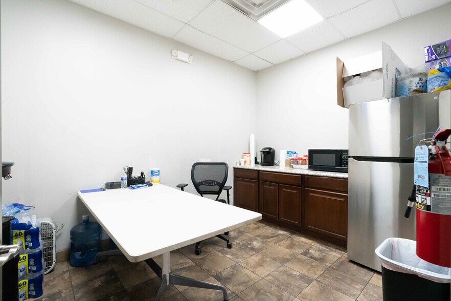 More Photos Of 9200 Kilpatrick Ave, Oak Lawn Flex For Sale