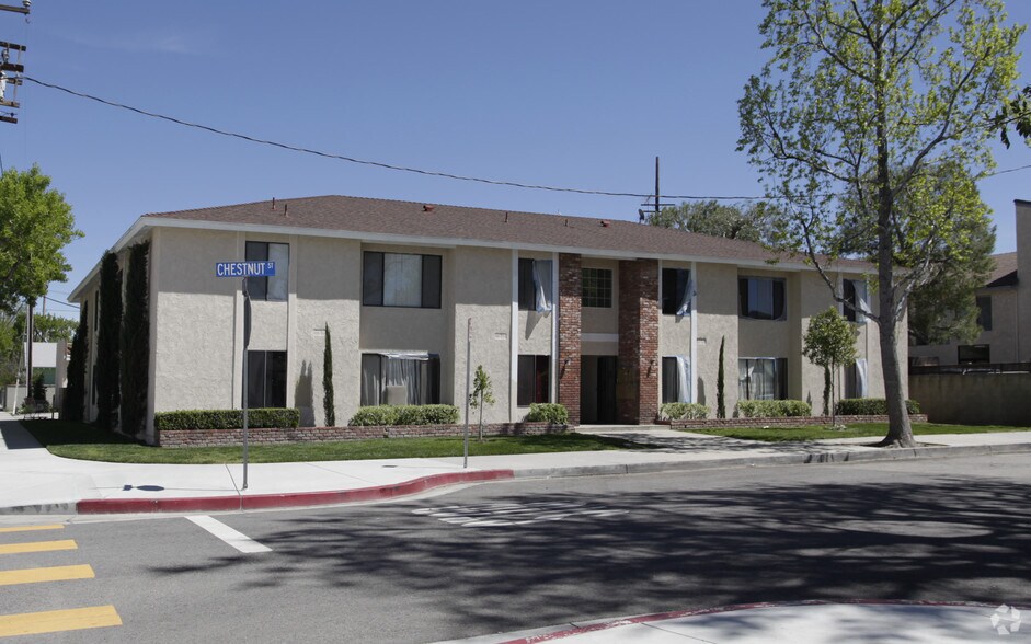 Primary Photo Of 24522 Chestnut St, Newhall Apartments For Sale