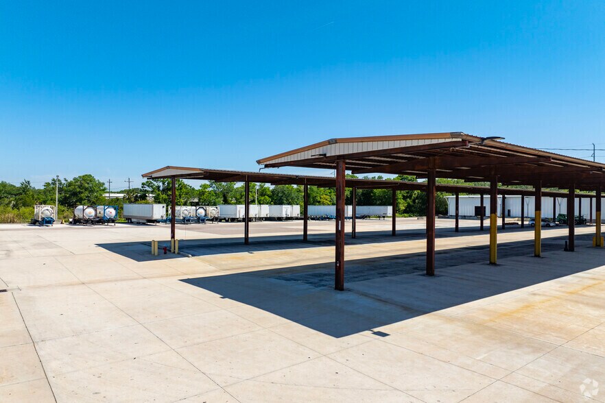 More Photos Of 8423 Sunstate St, Tampa Warehouse For Sale