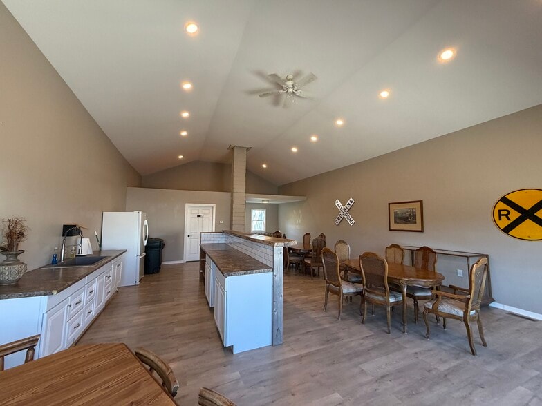 More Photos Of 105 W Vine St, Yutan General Retail For Sale