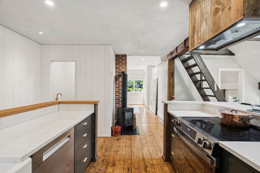 More Photos Of 26 Central St, Woodstock General Retail For Sale
