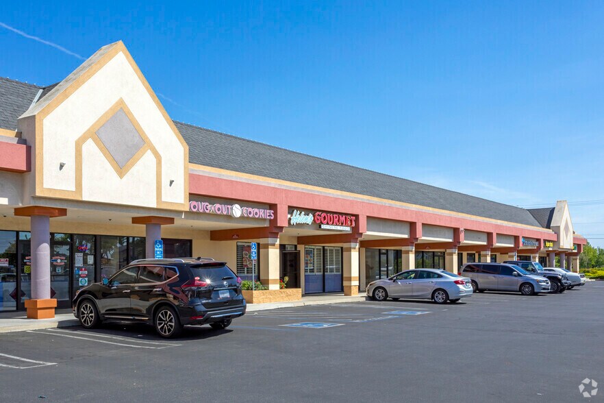 More Photos Of 7420-7494 N Fresno St, Fresno Freestanding For Lease
