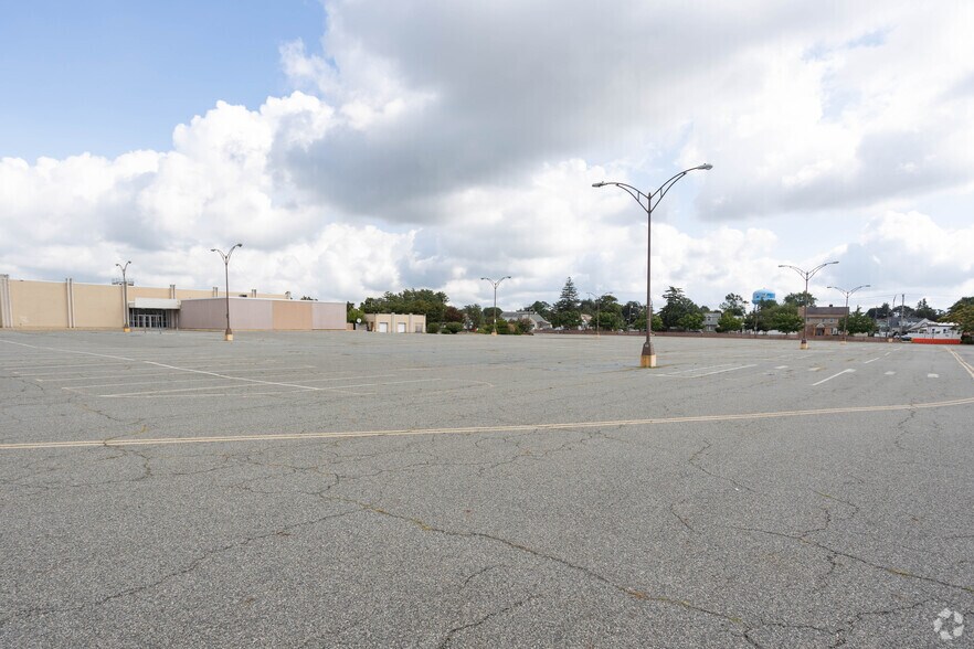 More Photos Of 195 N Broadway, Hicksville Freestanding For Lease