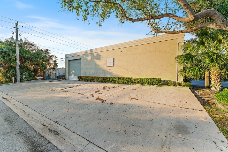 More Photos Of 620 N Old Dixie Hwy, Jupiter Manufacturing For Sale