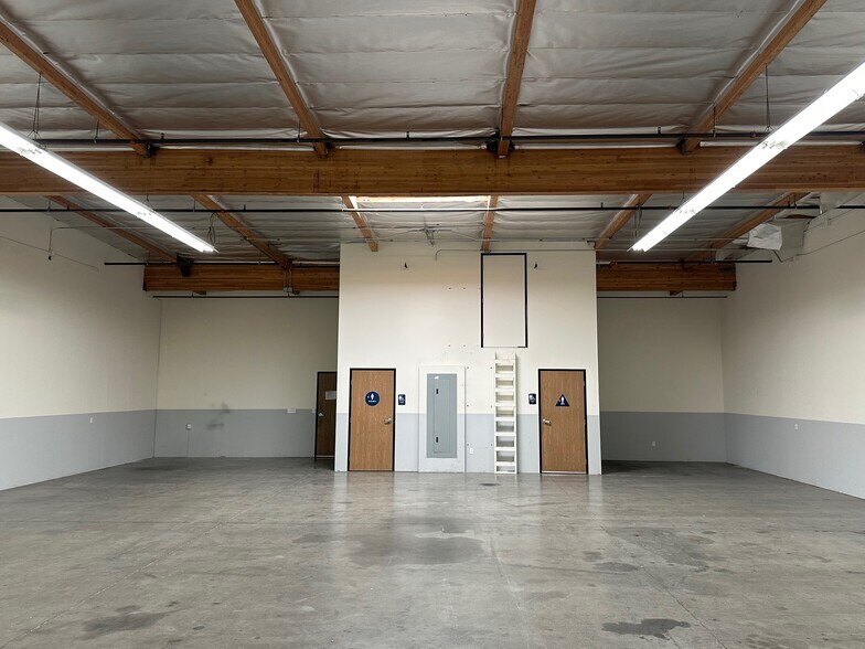More Photos Of 2221 E Celsius Ave, Oxnard Manufacturing For Lease
