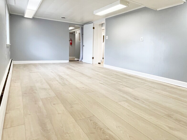 More Photos Of 5515 Selma Ave, Arbutus Office Residential For Sale