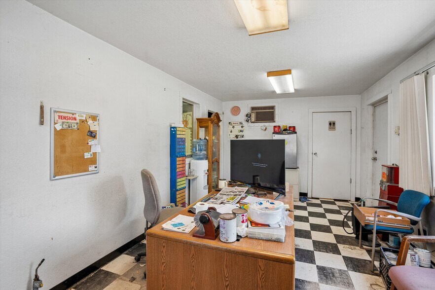 More Photos Of 215 S Division St, Stuart Warehouse For Lease