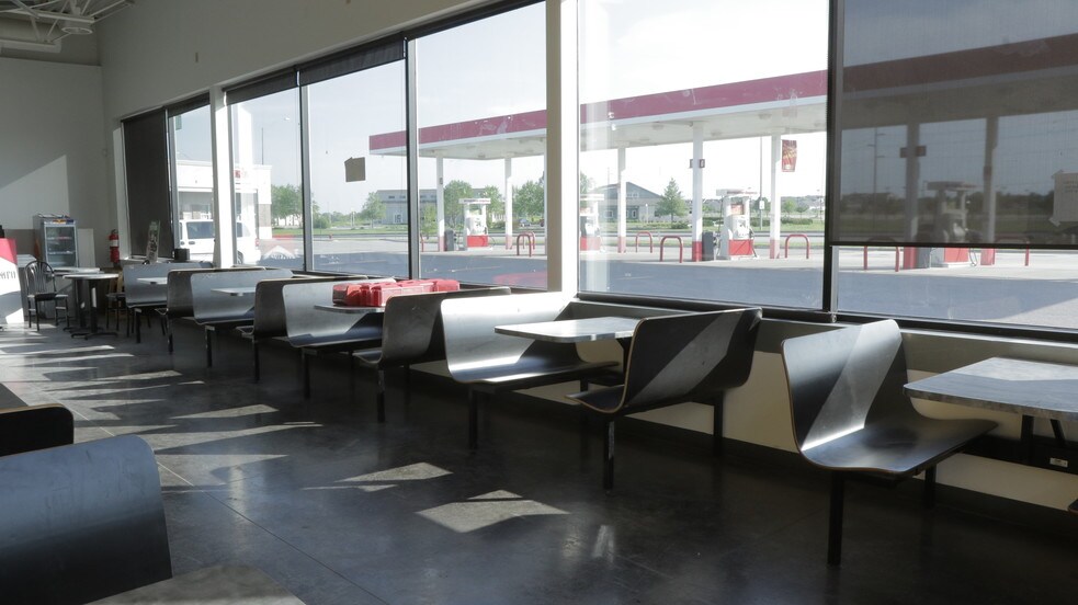 More Photos Of 5700 N 33rd Cir, Lincoln Service Station For Sale