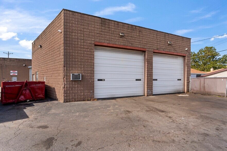 More Photos Of 5944 W 65th St, Chicago Service For Sale