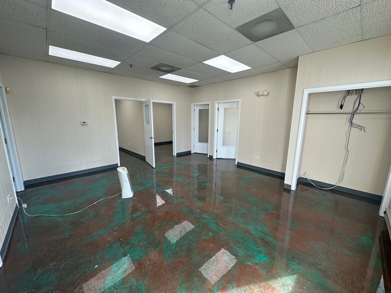 More Photos Of 2039-2041 Foster Ave, Wheeling Warehouse For Lease
