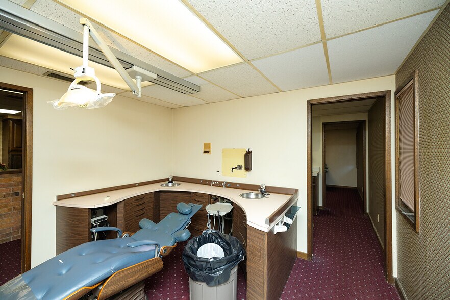 More Photos Of 504 N Poplar St, Peabody Medical For Sale