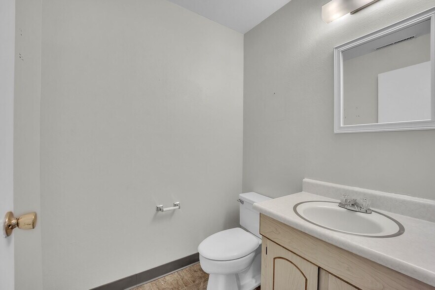 More Photos Of 2924 Beacon St, Colorado Springs Medical For Sale