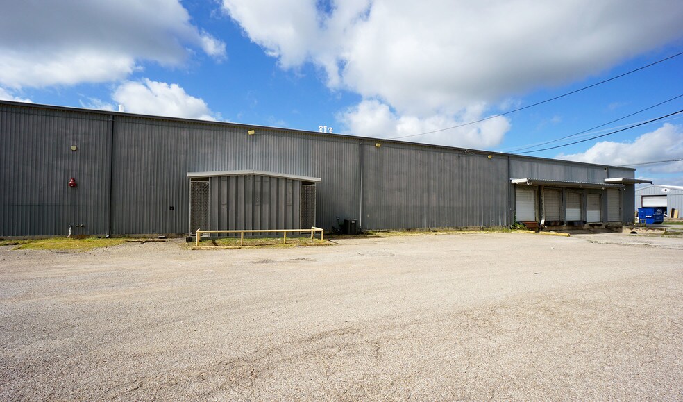 More Photos Of 601 W 2nd St, Taylor Warehouse For Lease