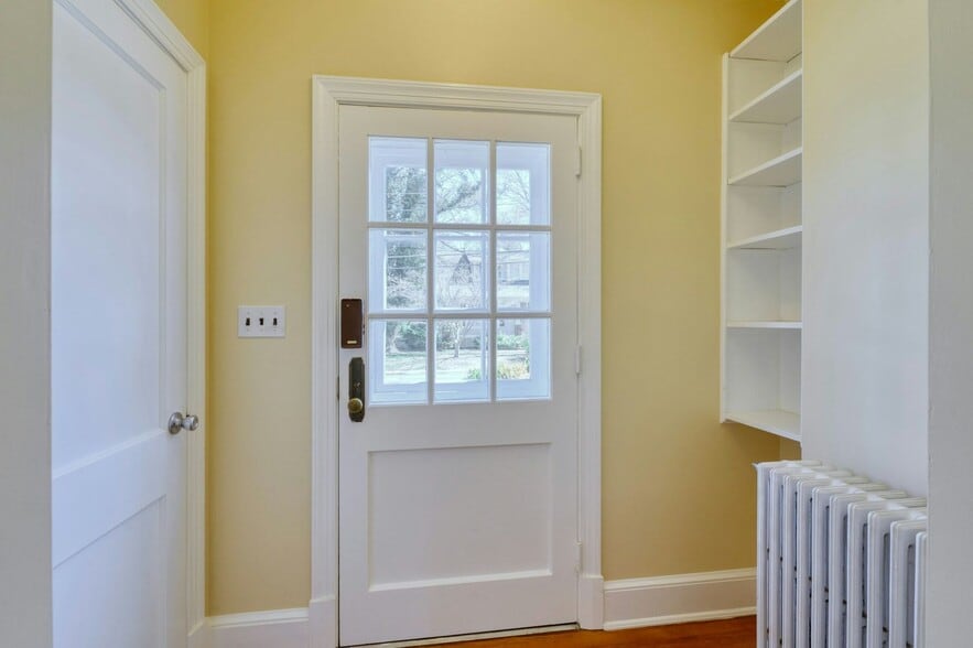 More Photos Of 121 N Hatcher Ave, Purcellville Office For Sale