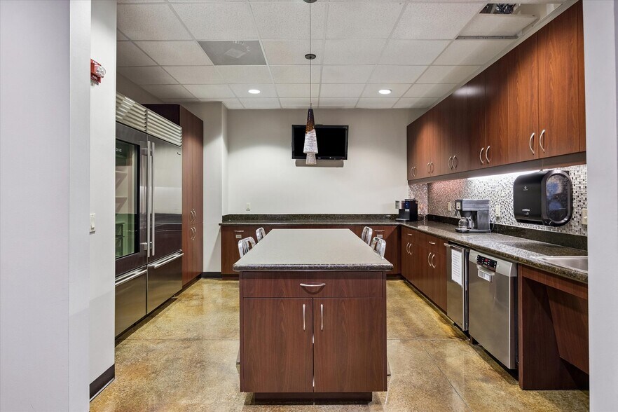 More Photos Of 6950 W 43rd St, Houston Loft Creative Space For Lease