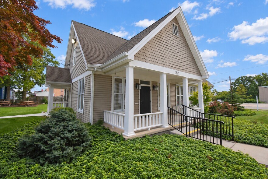 More Photos Of 312 N Water St, Owosso Loft Creative Space For Sale
