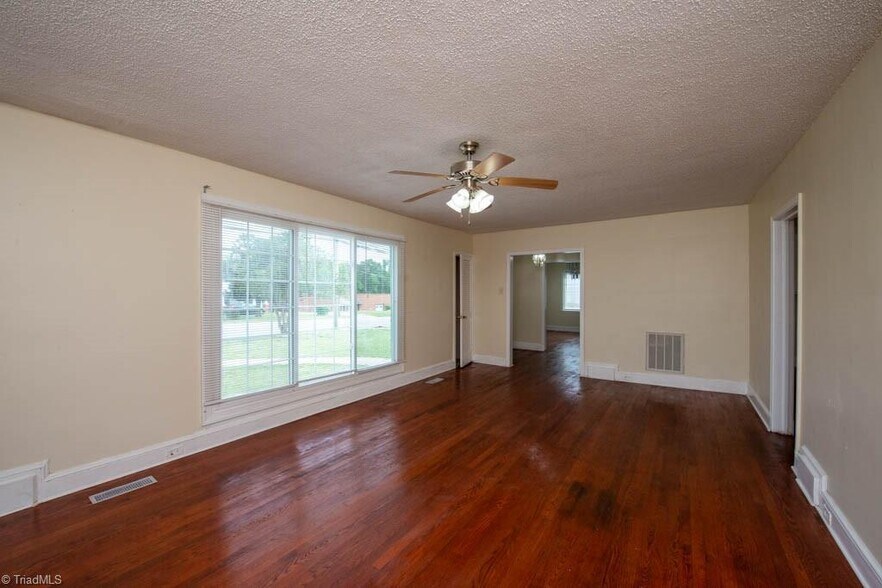 More Photos Of 2340 W English Rd, High Point Office For Sale