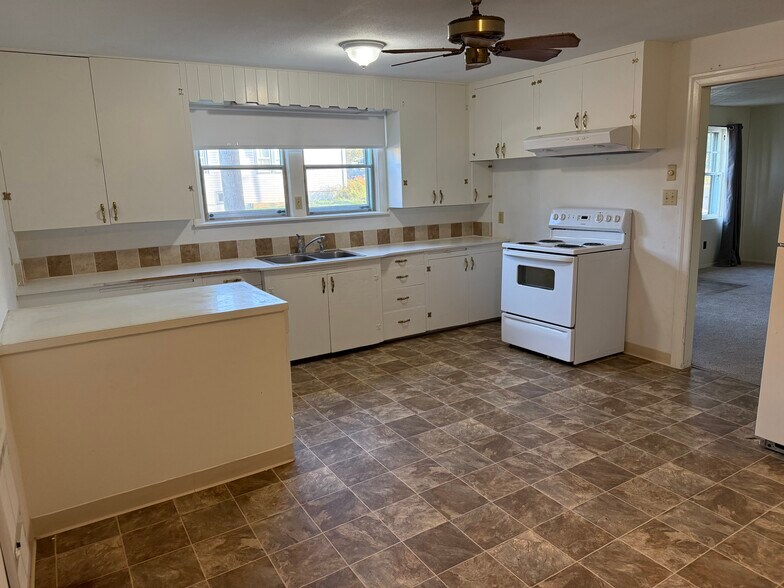 More Photos Of 328 Pioneer St, Ridgefield General Retail For Sale