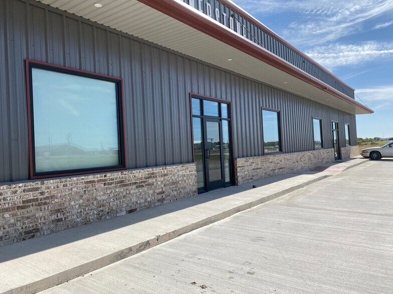 More Photos Of 5496 N State Highway 6, Woodway Showroom For Lease