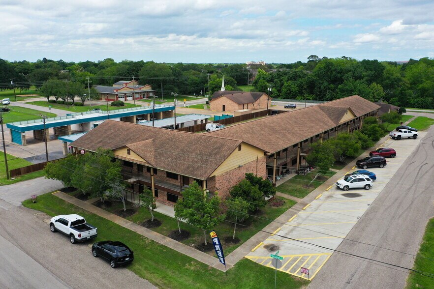 Primary Photo Of 601 E Coombs St, Alvin Apartments For Sale
