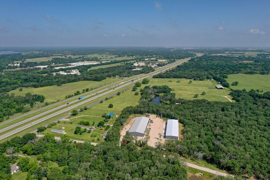 More Photos Of 8721 S Interstate 35 W, Alvarado Showroom For Lease