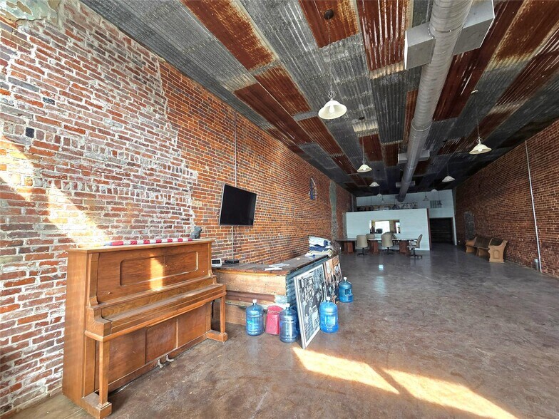 More Photos Of 101 Haning, Howe Storefront For Sale