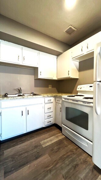More Photos Of 2438 S 10th St, Lincoln Dormitory For Sale