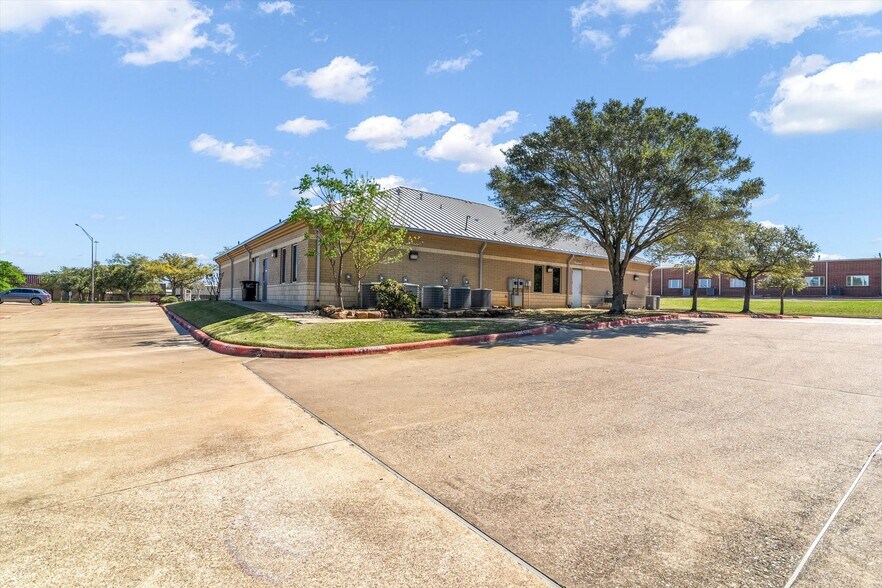 More Photos Of 3308 Longmire Dr, College Station Office For Lease